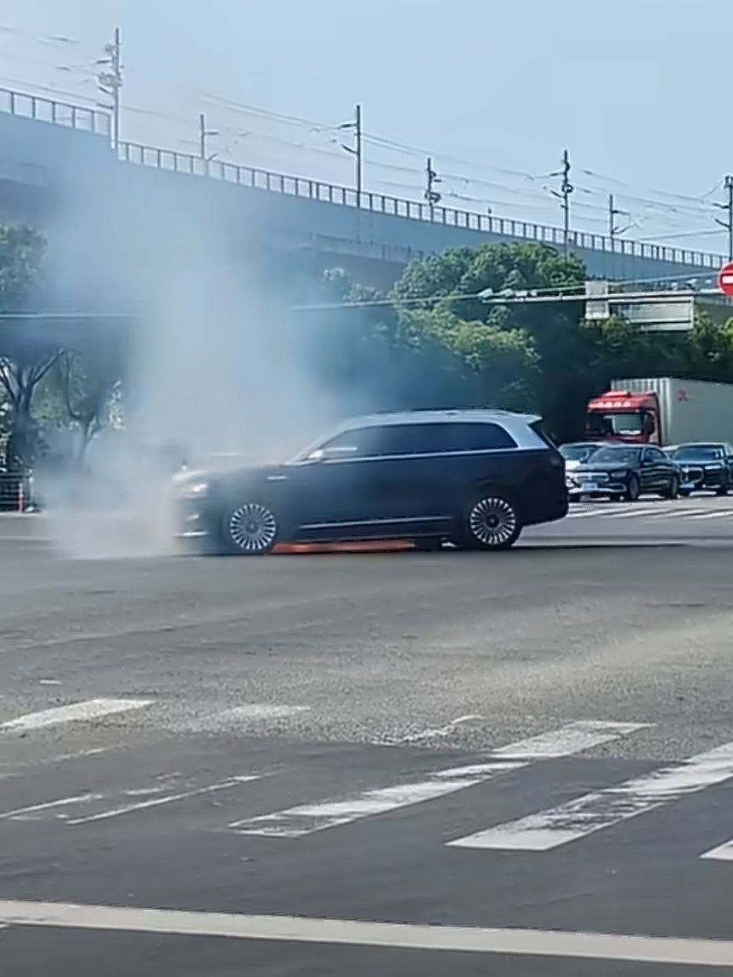问界回应浙江台州M9事故官方公告来了，起火源头是路上的异物，车子本身没故障车子正