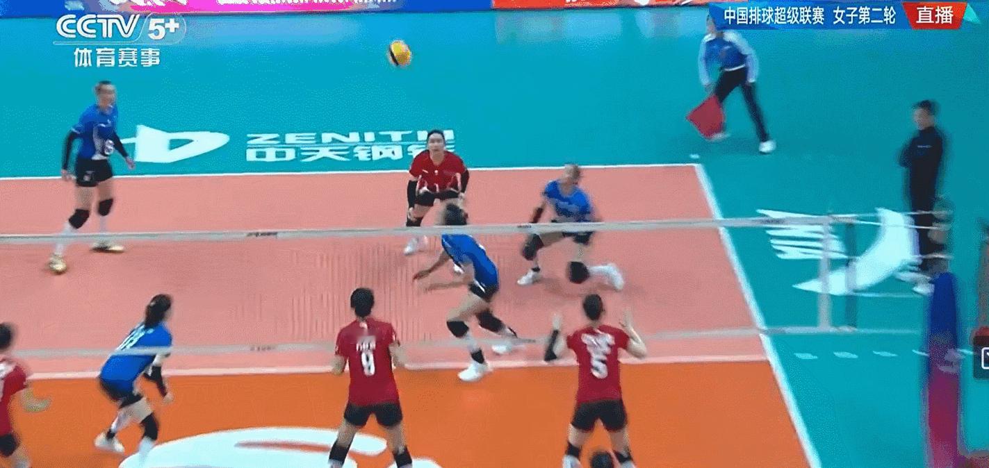 蔡斌这个赛季真的要带着上海女排夺联赛冠军了！沃龙科娃和范赖克这俩外援太能砸了，今