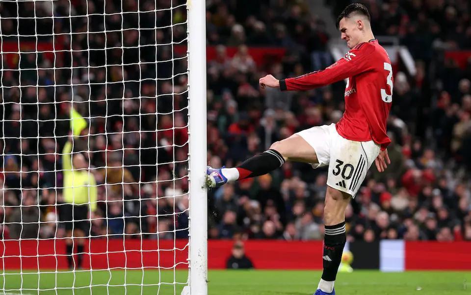 曼联1比1狼队维拉的11连胜结束了，狼队的11连败也结束了。狼队终于拿到了赛季