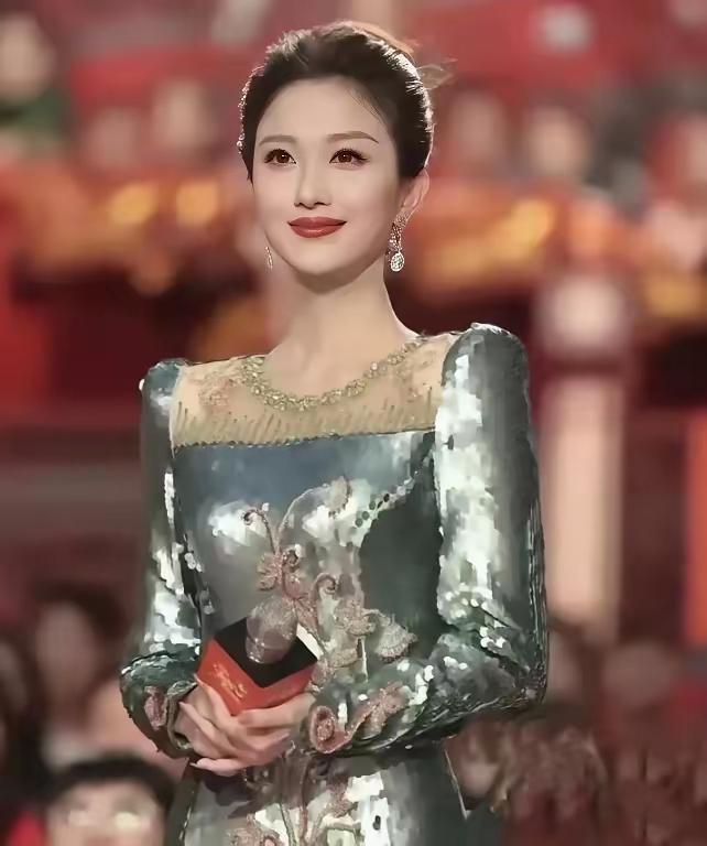 央视最美女主持刘心悦：39岁美得从容，背后十几年的沉淀才是真正底气！刷到刘心