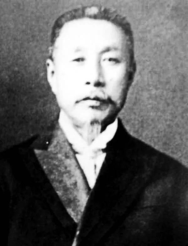 祖上是汉奸的，子孙重孙不能以慈善家的方式出现在各大节目，谁知道他会不会返祖！