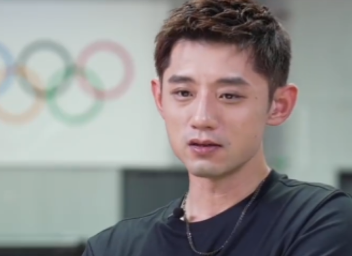 张继科是真敢说。被问到男单最强三人，他张嘴就是：横板最强是马龙、樊振东和我。这还没完，又补一句，就算