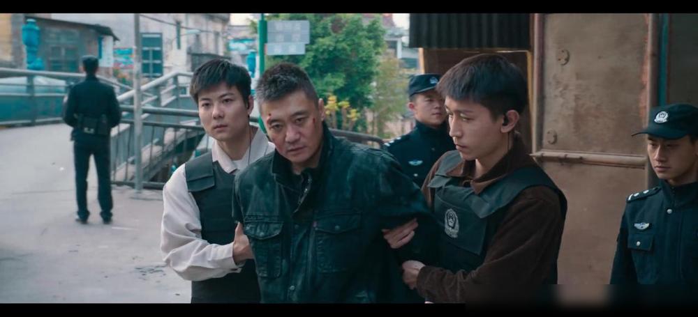 哪怕黄景瑜身上挂着主角光环，在“瓜子佬”这尊真战神面前也得低头认怂。麦洪宝这