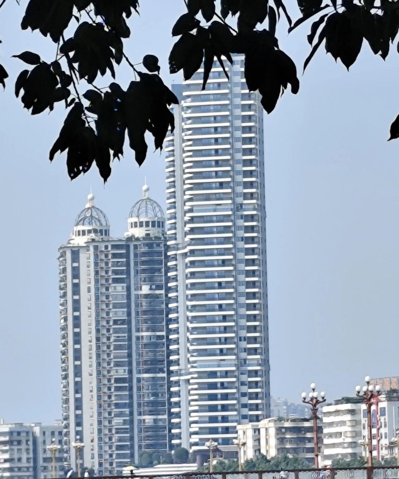 #拍一张你的城市美景#《观城景》楼林耸翠入云轻，桥横流波映日明。叶影悄遮尘