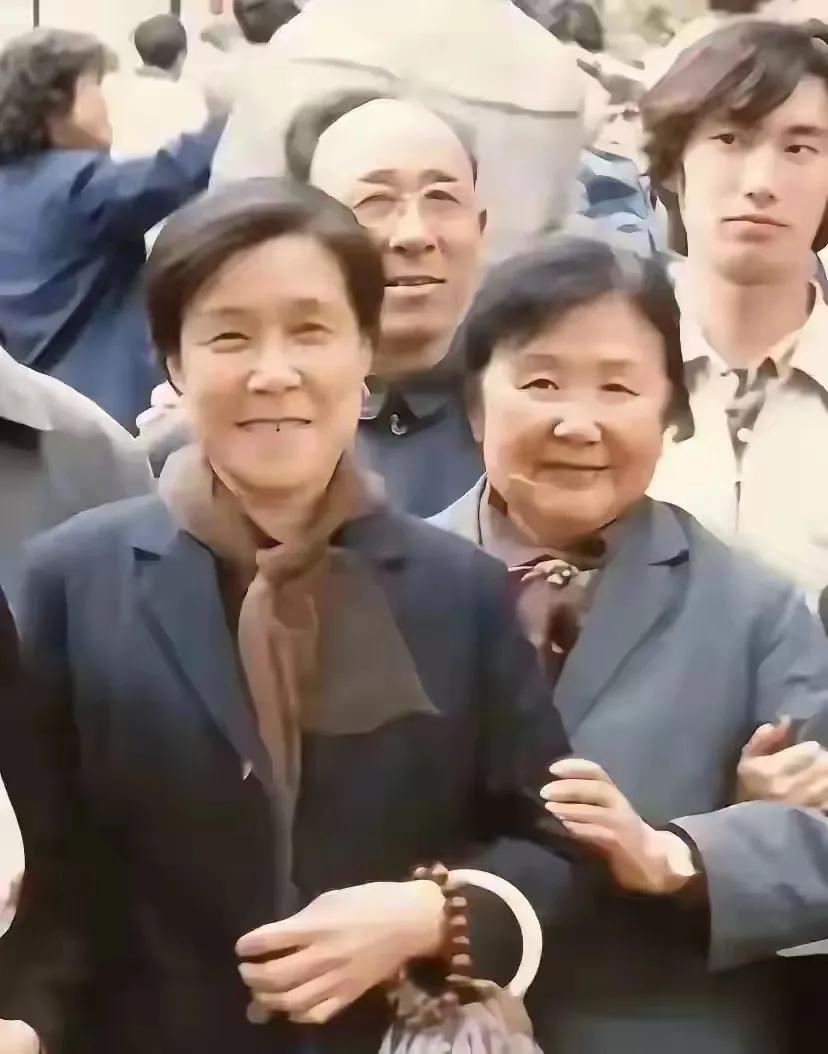 这俩大妈大家猜猜是谁？还猜不出来，我给你提个醒，电视剧《红楼梦》，这回该想起来了