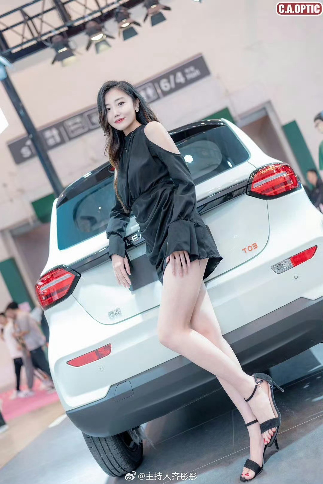 齐彤彤💋主持人的长腿美照​​​