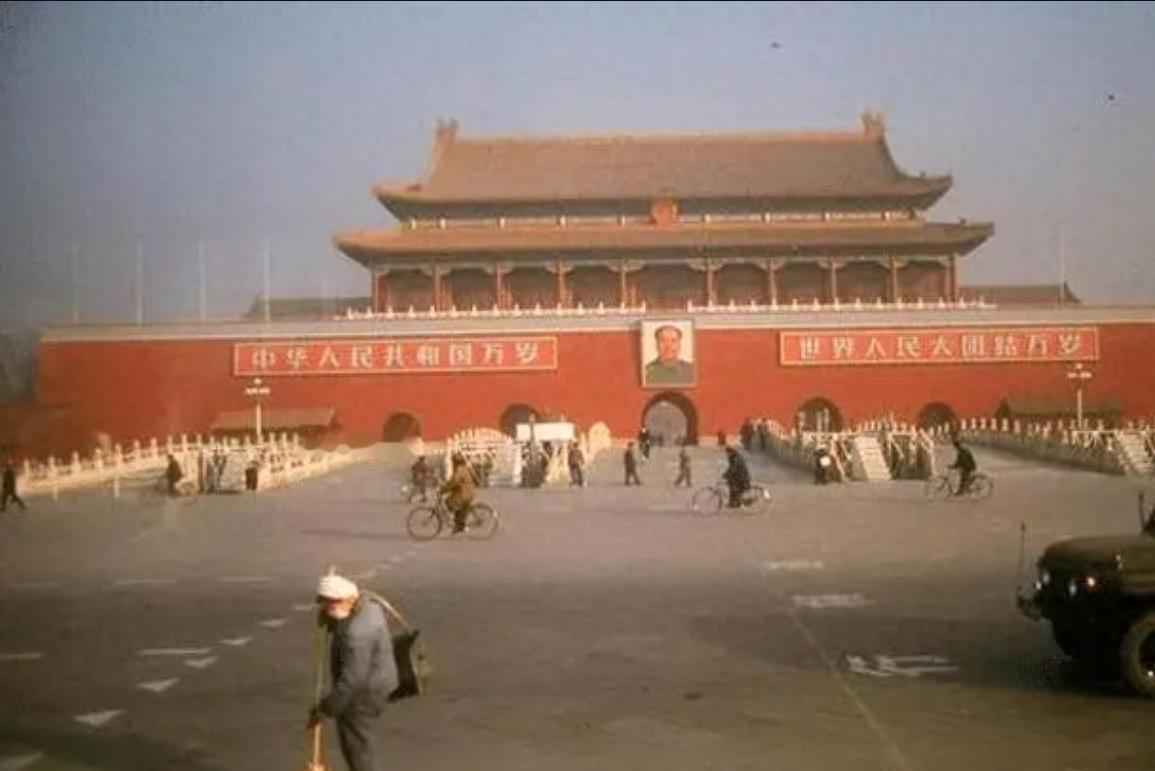 你是否见过上世纪四十年代荒草丛生、残破不堪的天安门？那时还曾悬挂过蒋介石照片1