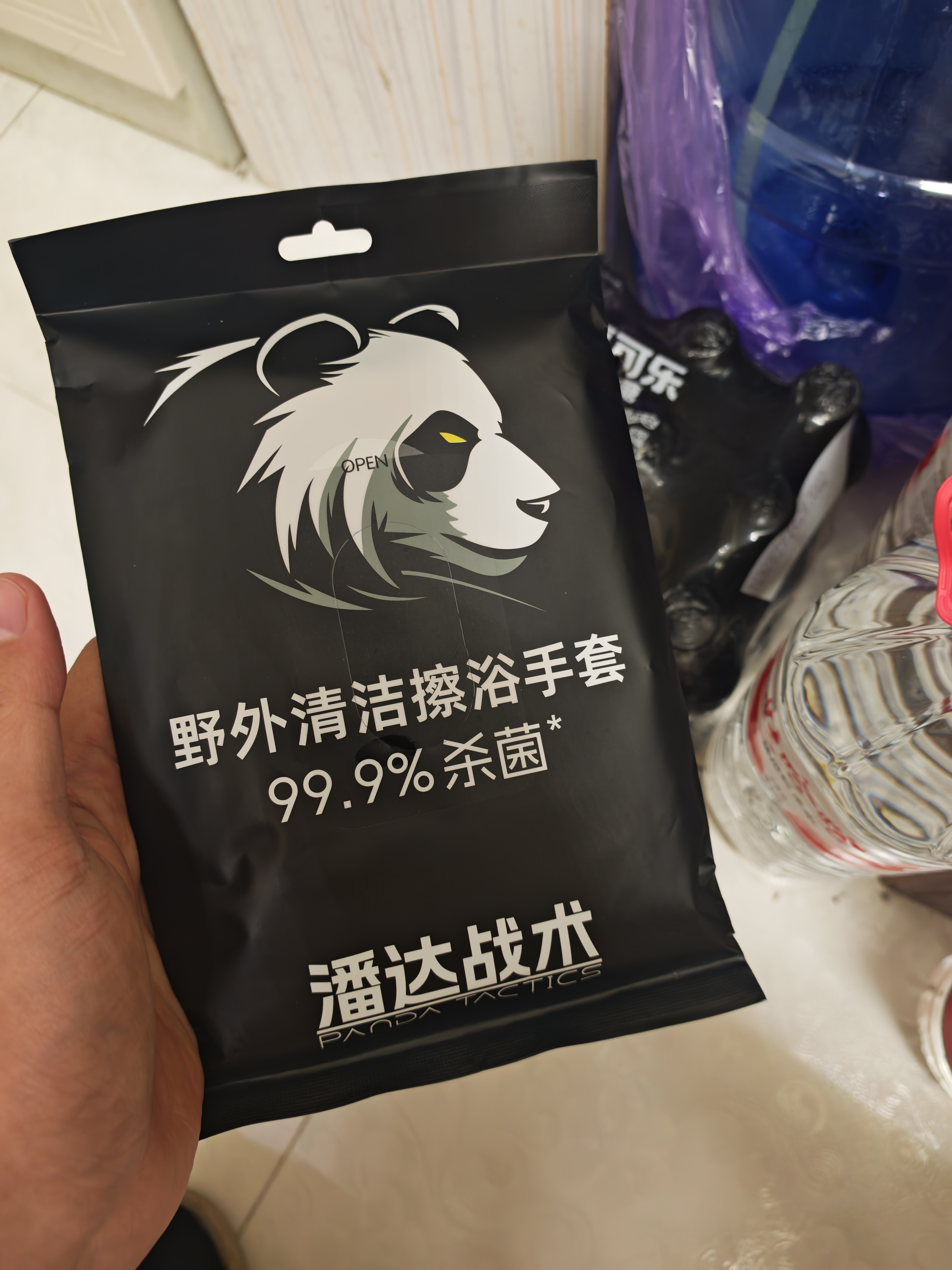 最近出差荒郊野地没法洗澡，之前囤的擦浴手套就有用了，今儿这一趟走下来，身上粘糊进