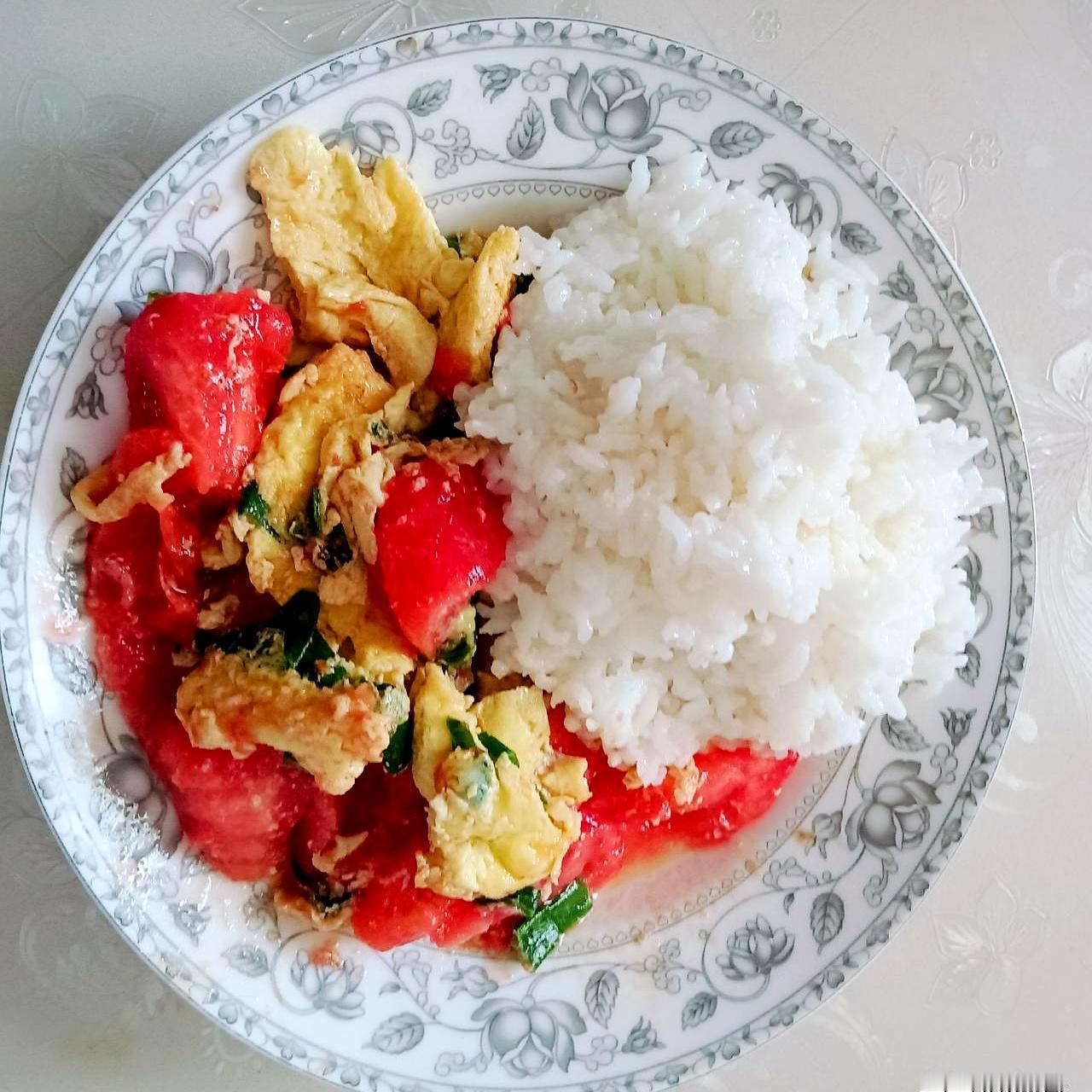 你说人这辈子图啥？我嫂子78年的，今年刚49岁，以前做财务主管、部门经理，房子