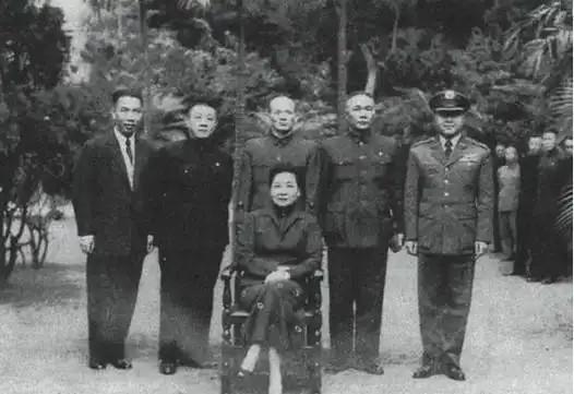 蒋经国自从蒋介石去世后，他经常大吃喝因饮食控制不佳，并发症严重。后期体力很差，腿