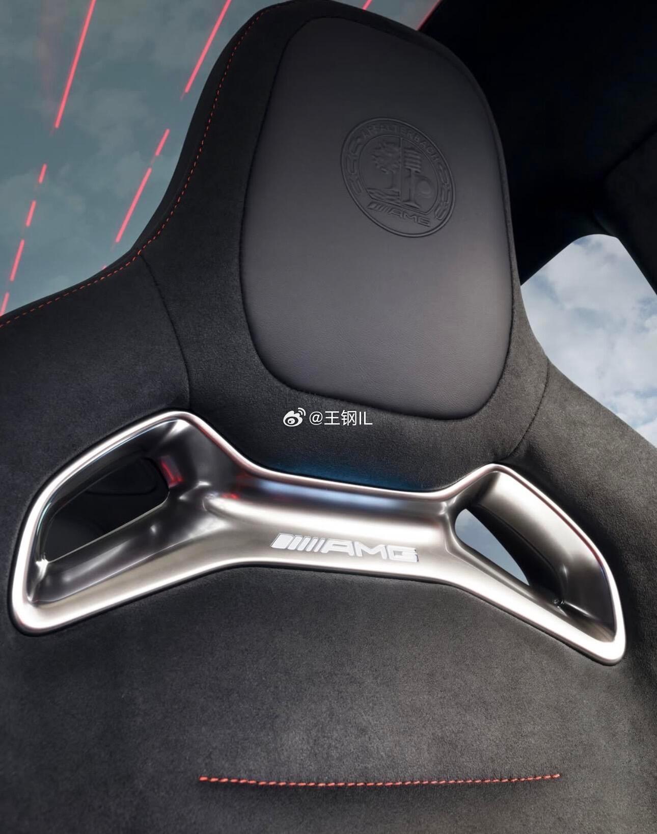 梅赛德斯-AMGGT4门轿跑车型的内饰照片曝光了。以前的硬朗机械科技风，现在有