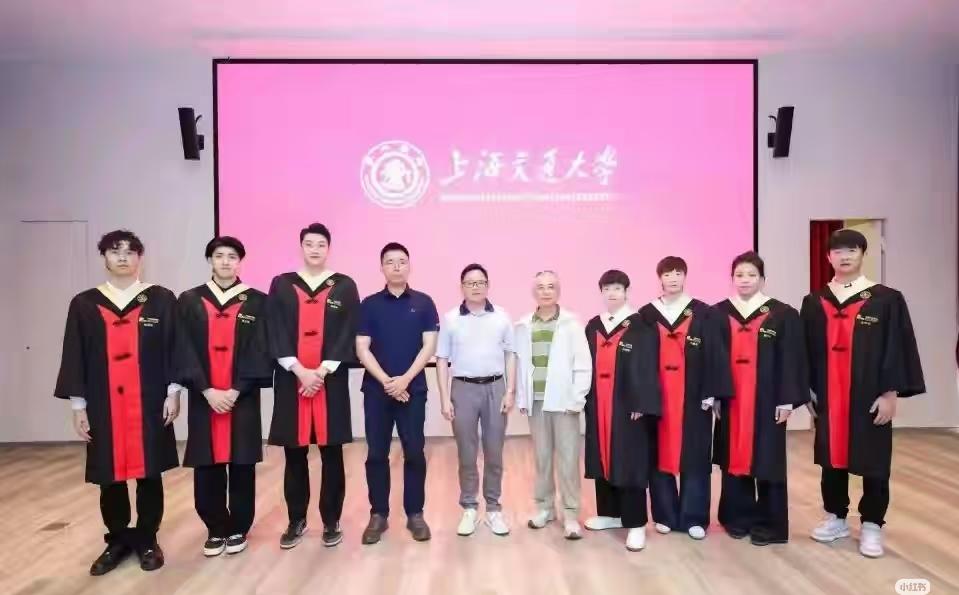 终于看到孙颖莎毕业了！回到上海交大拍毕业照了穿着学士服站在领导旁边，之前和王