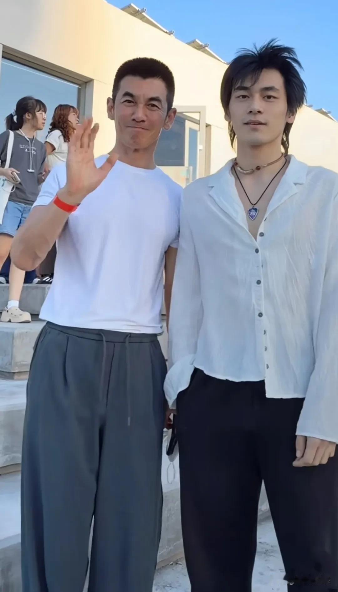 任天野和老婆，一起去学校看儿子的表演，他还是一脸的正气，一副硬汉的形象。56岁