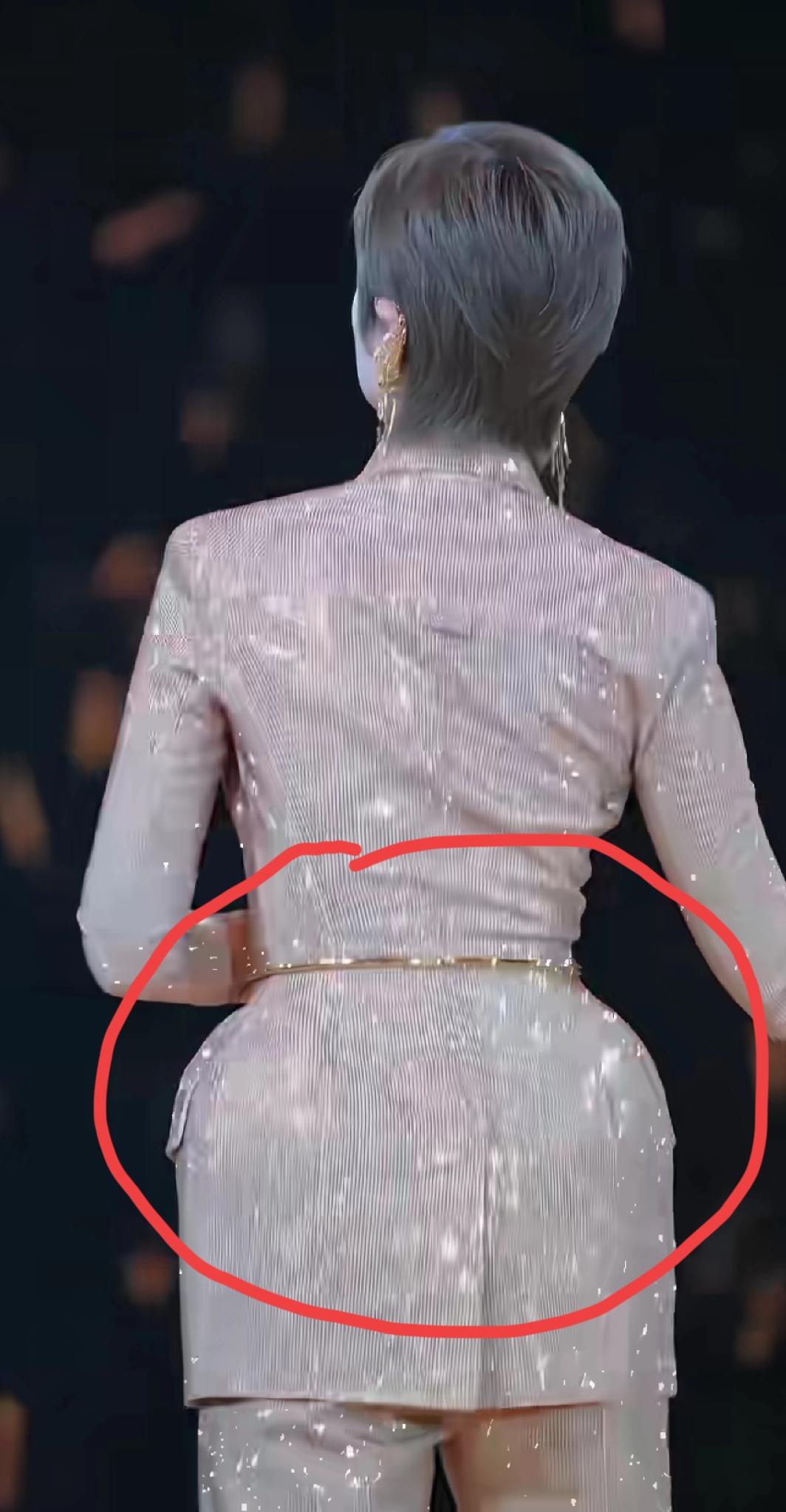 李宇春，登上热搜！李宇春昨天在一次活动中，以一套金色亮闪闪的服装吸引了大众目