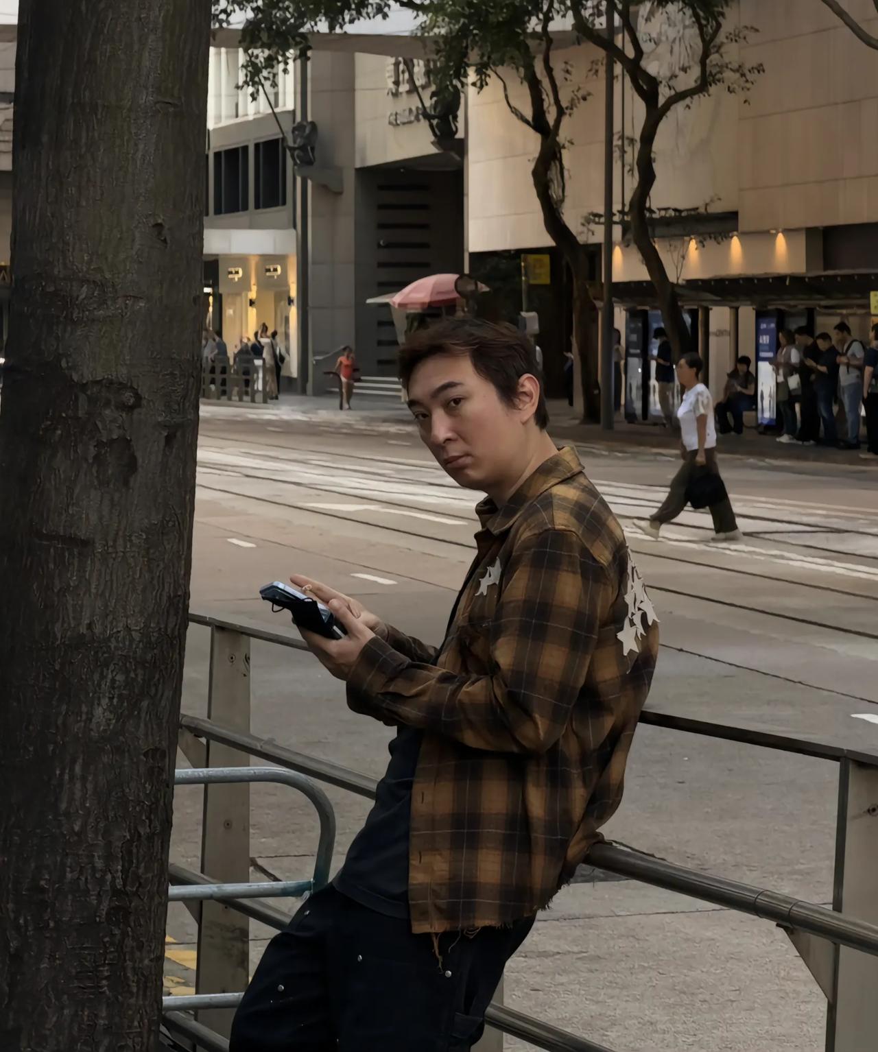 38岁王思聪和女友懒懒现身香港过中秋节，两人一起逛街买月饼。他的体态还是一如既往