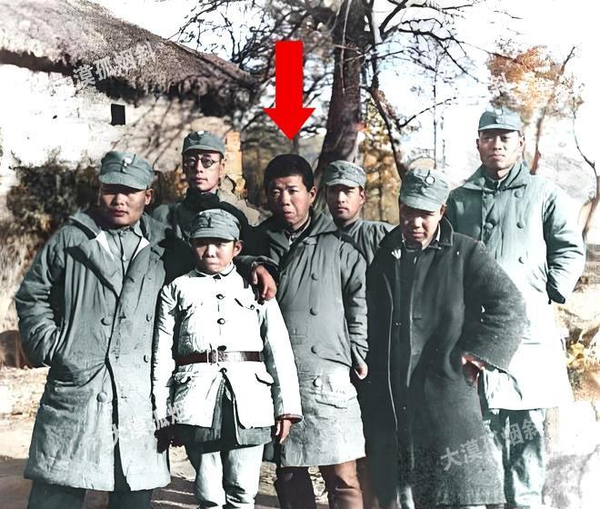 这张新四军和日军战俘合影的照片，拍摄于1939年，地点在皖南泾县云岭的新四军军部