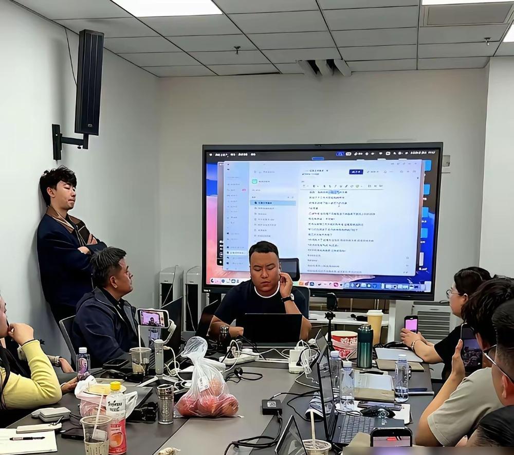 陈翔2018年的团队一年能赚3000万广告费，但他的核心演员球球每个月工资只有8