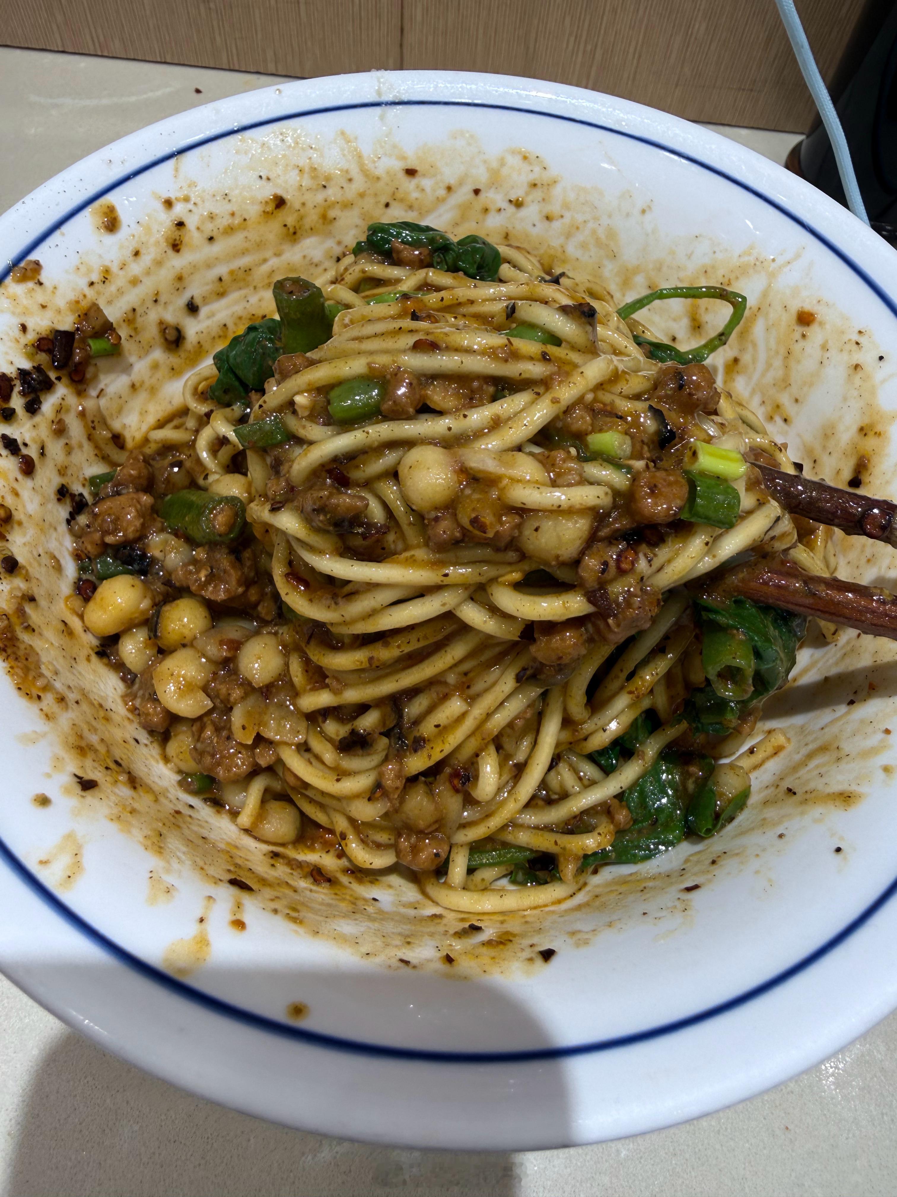 来碗豌杂面，虽然现在吃早餐有点晚了
