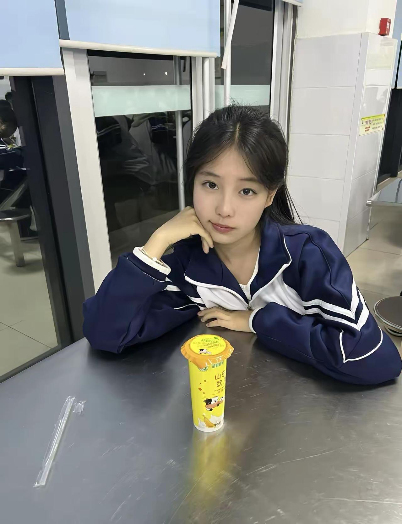 元气少女在咖啡馆，享受一杯暖心的奶茶🍵💕