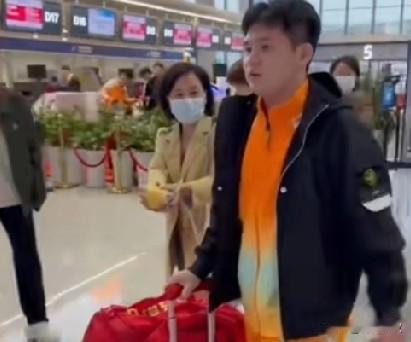 笑死我了！海南独苗林诗栋出发澳门！一个大妈追着小石头，要给小石头送苹果。