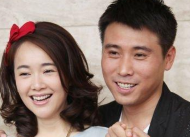 “笑不活了！”演员李乃文结婚后收入全上交，有一次妻子大扫除，竟从厨房水槽拐角翻出一个鼓鼓囊囊的信封。