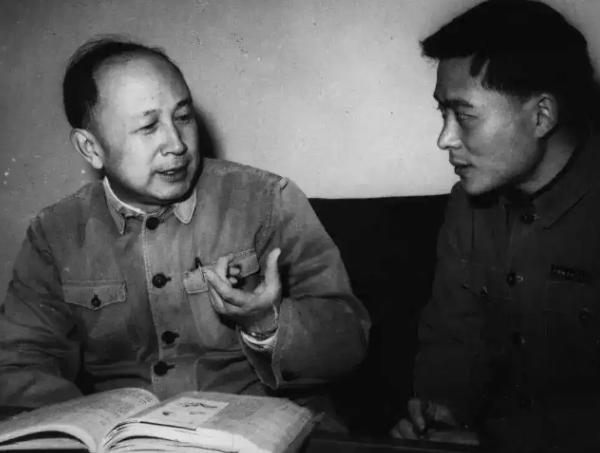 1964年，钱学森筷子尖悬在鸡肉上方半寸，突然厉喝：“别动！有苦杏仁味！”警卫刁