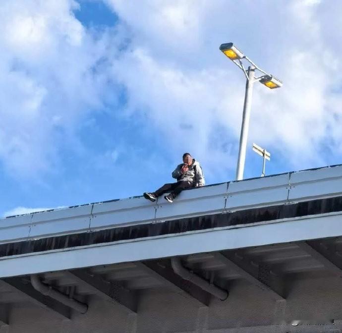 今天下午在大阪关西国际机场T1航站楼出了件揪心事。一名20多岁的中国小伙子，据说