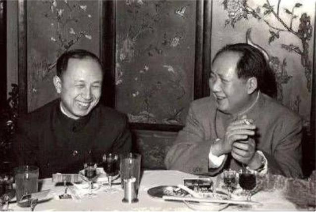 1956年，钱学森受邀参加国宴，他来到37座时，发现没有自己座位，正纳闷时，毛主