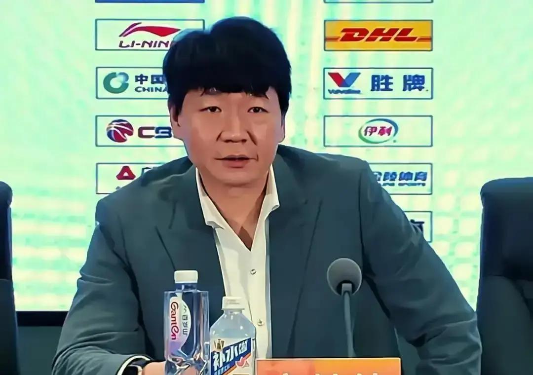 三分一开，广东直接锁死！萨姆纳最近三场24+4+2，三分飙到39%。他只要