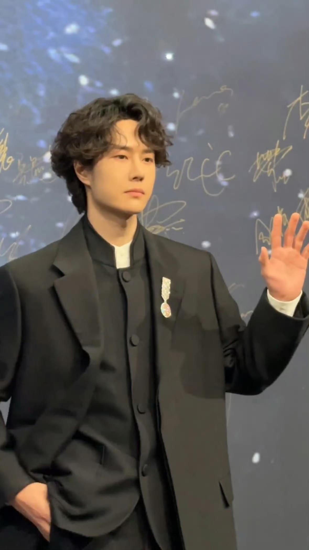 微博之夜也是流量之夜，肖战和王一博引爆全场，太热烈了！同样稳坐二排中区C位左右