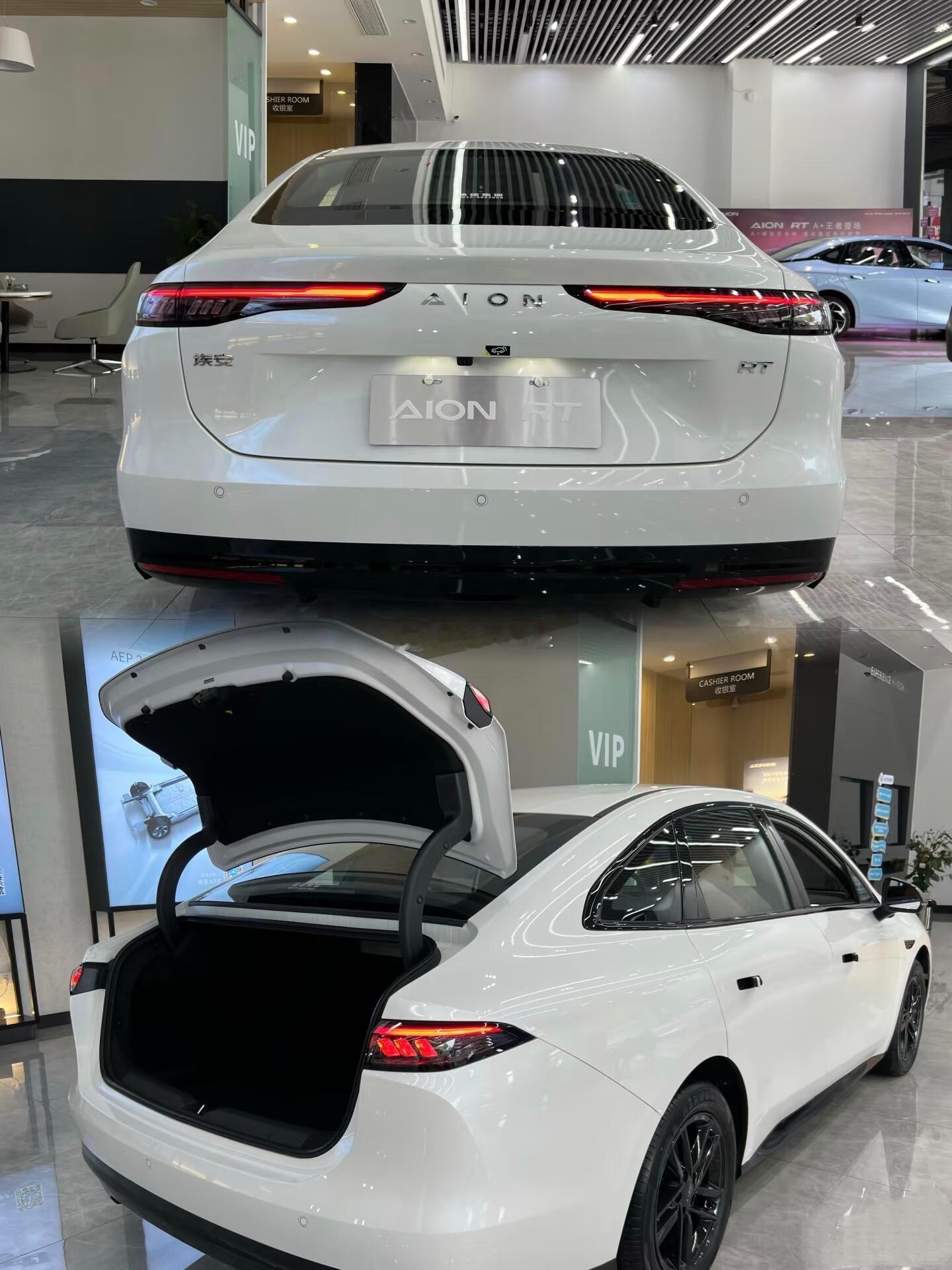 十万出头的家用纯电轿车，溜背轿跑外观看着很清爽，4米8多的车身，轴距给到2775