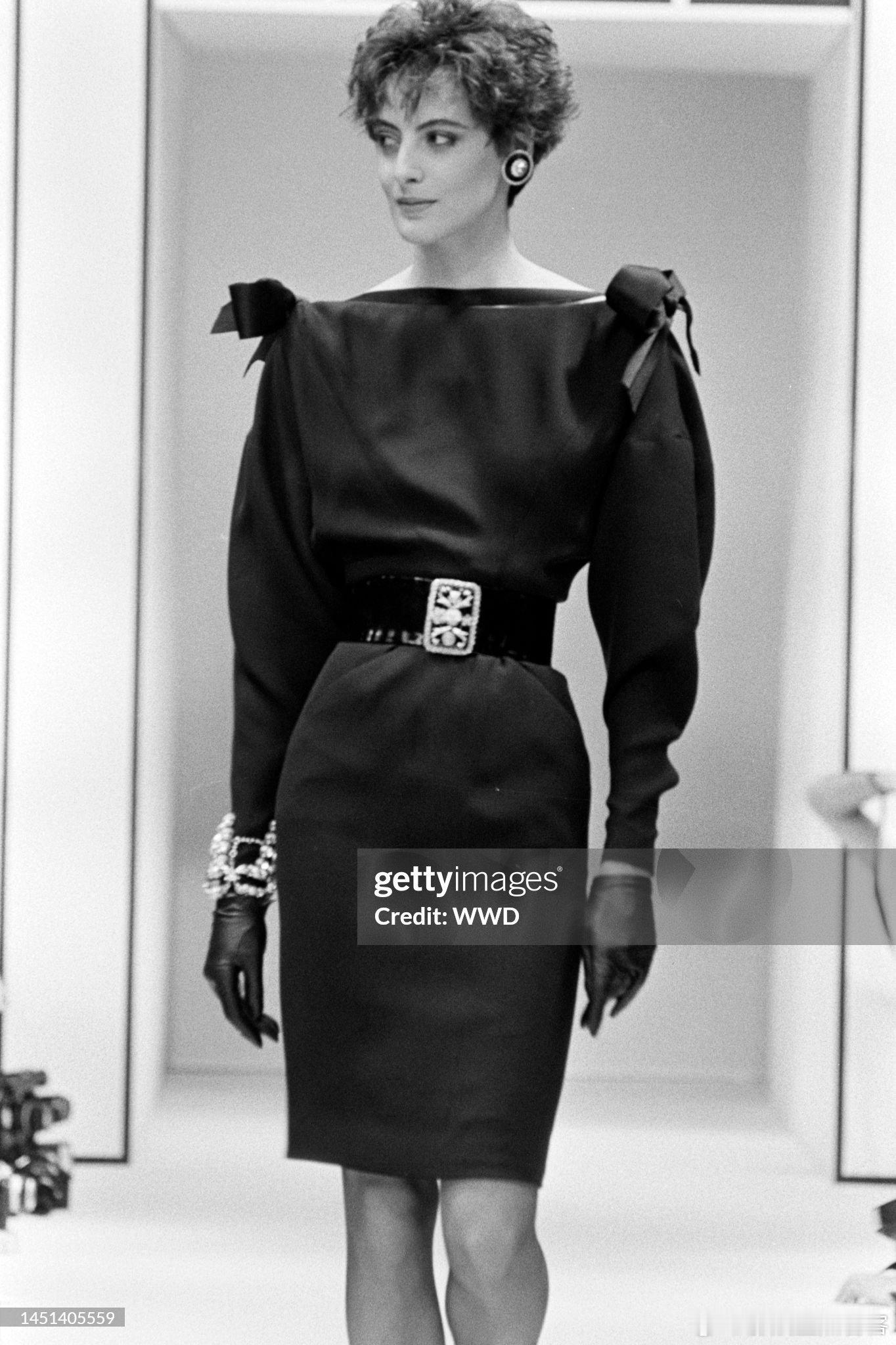 她姐这条高缇耶的2001年高定让我想起了童瑶的1980年代的香奈儿高定感觉、以及