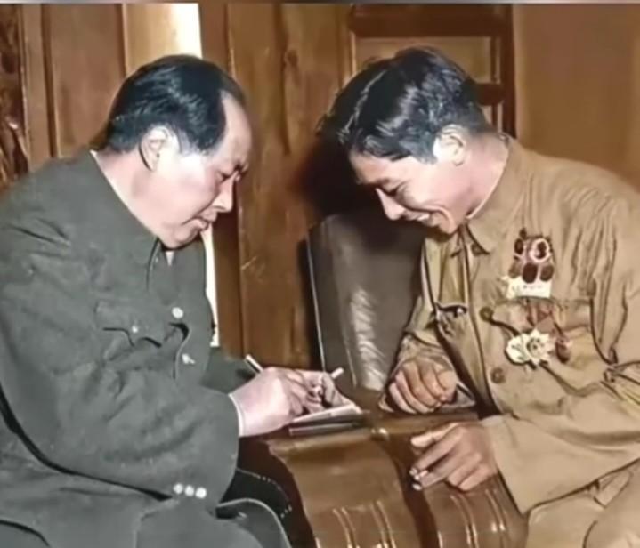 #分享一张经典老照片#1951年，毛主席接见立过一等功的一名志愿军，当看到他的