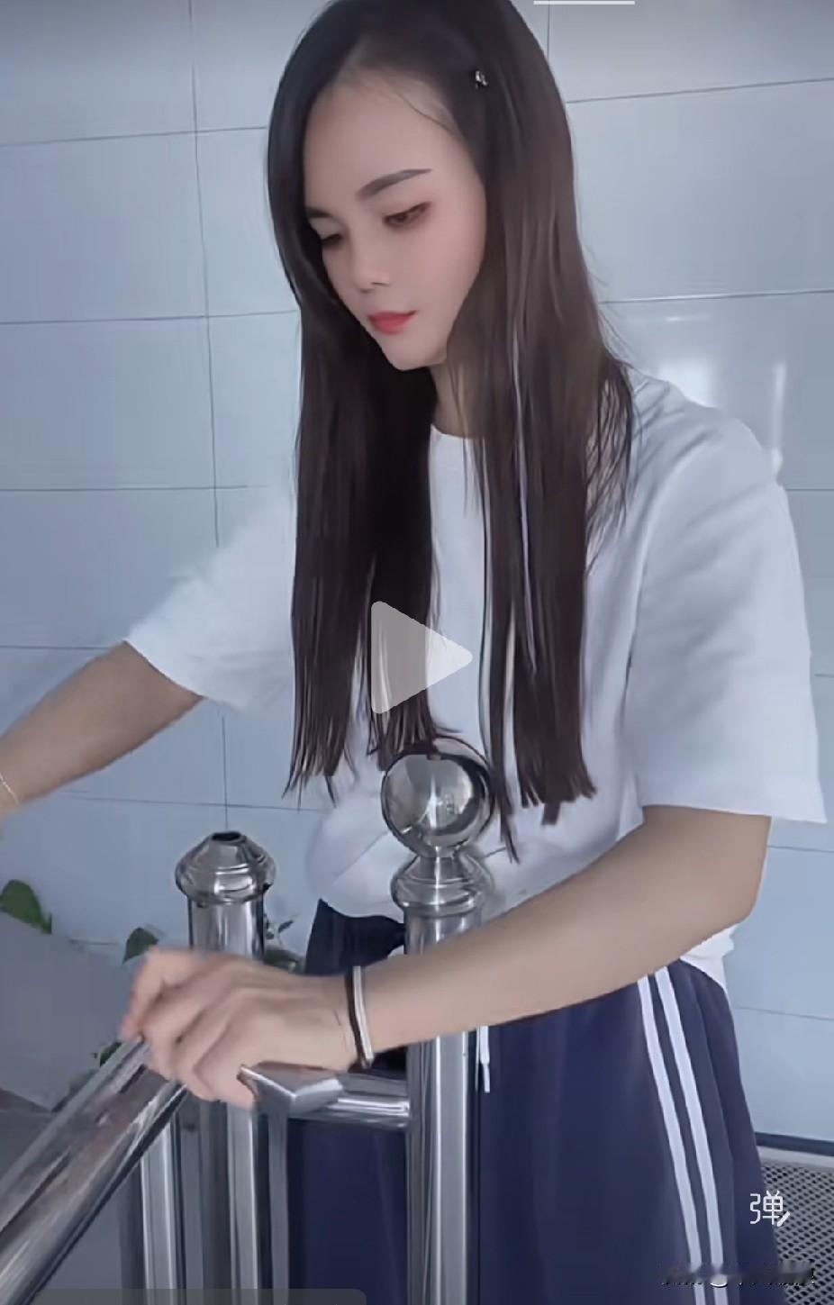 主人正在磨菜刀，狗狗预感不妙，以为今晚自己要被“送上餐桌”。这狗平时可是个天不怕