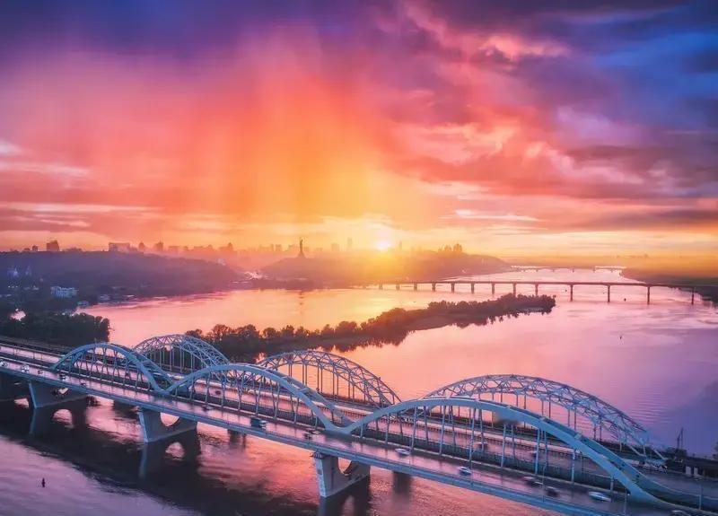 俄罗斯国防部通报在乌境新动态，引发外界对“合围基辅”的议论又起。基辅，核心区域贴