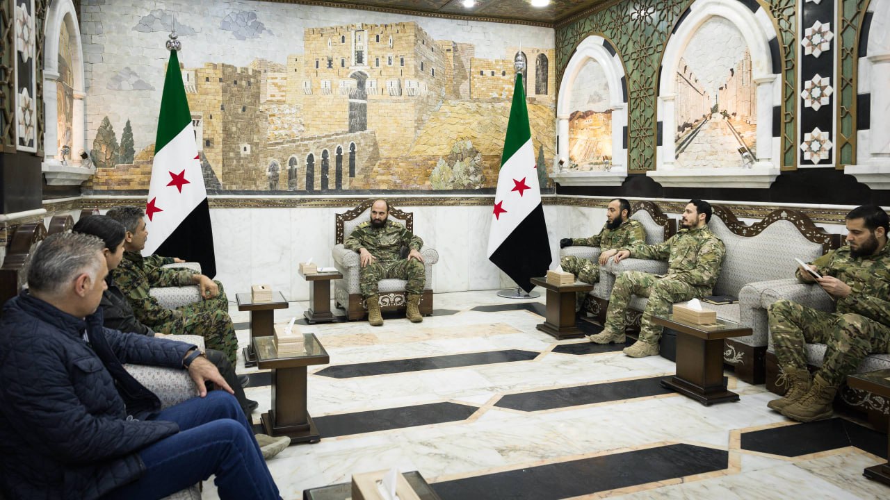 等着被分化解决吧，叙利亚国防部称，总参谋长阿里·纳桑少将接见了叙利亚民主力量（S