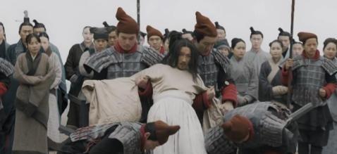 公元前238年，秦始皇车裂了母亲赵姬的男宠嫪毐，摔死了她和嫪毐生的两个儿子。赵姬