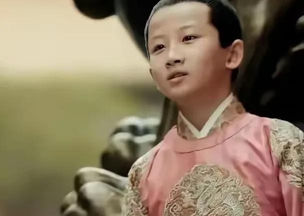 朱棣称帝后的某一日，在宫中遇到一个只有两三岁的小男孩。小男孩一见到他便扑通一声跪