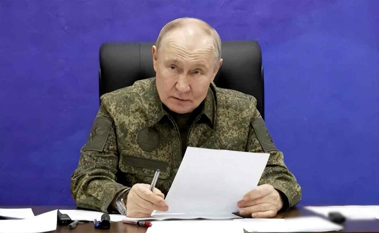 红军城丢了，美俄密谈了，乌高层慌了2025年12月初，俄军攻占乌克兰东部的红