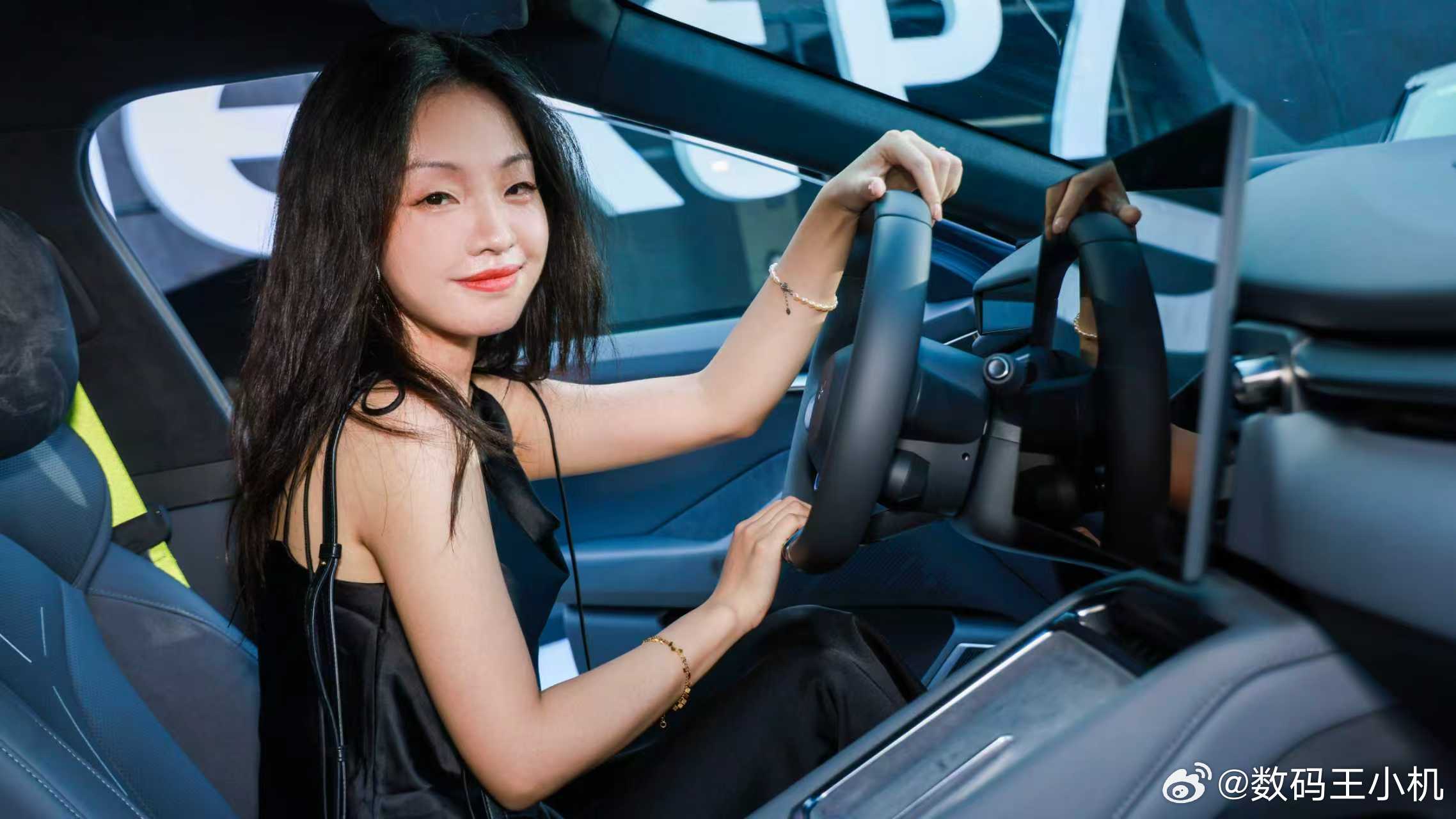时尚圈都在拍小鹏P7钟楚曦最新时尚搭子视觉冲击力拉满，气场全开颜控党的狂欢，钟楚