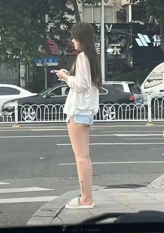 这种穿搭真的好看吗，是我跟不上潮流了吗？