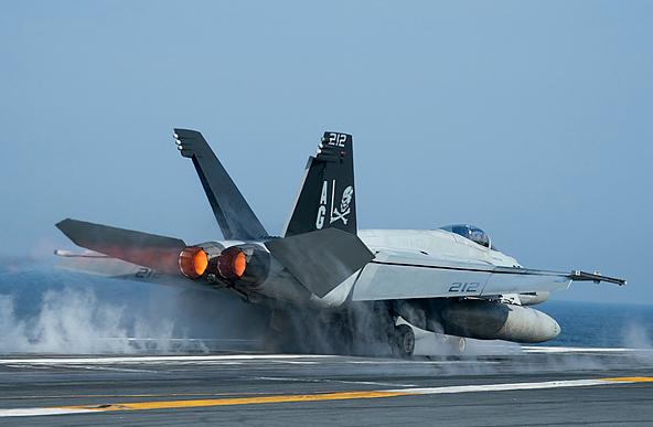 美军南海连摔两机！50岁尼米兹号航母狼狈不堪，特朗普亚洲行当场打脸