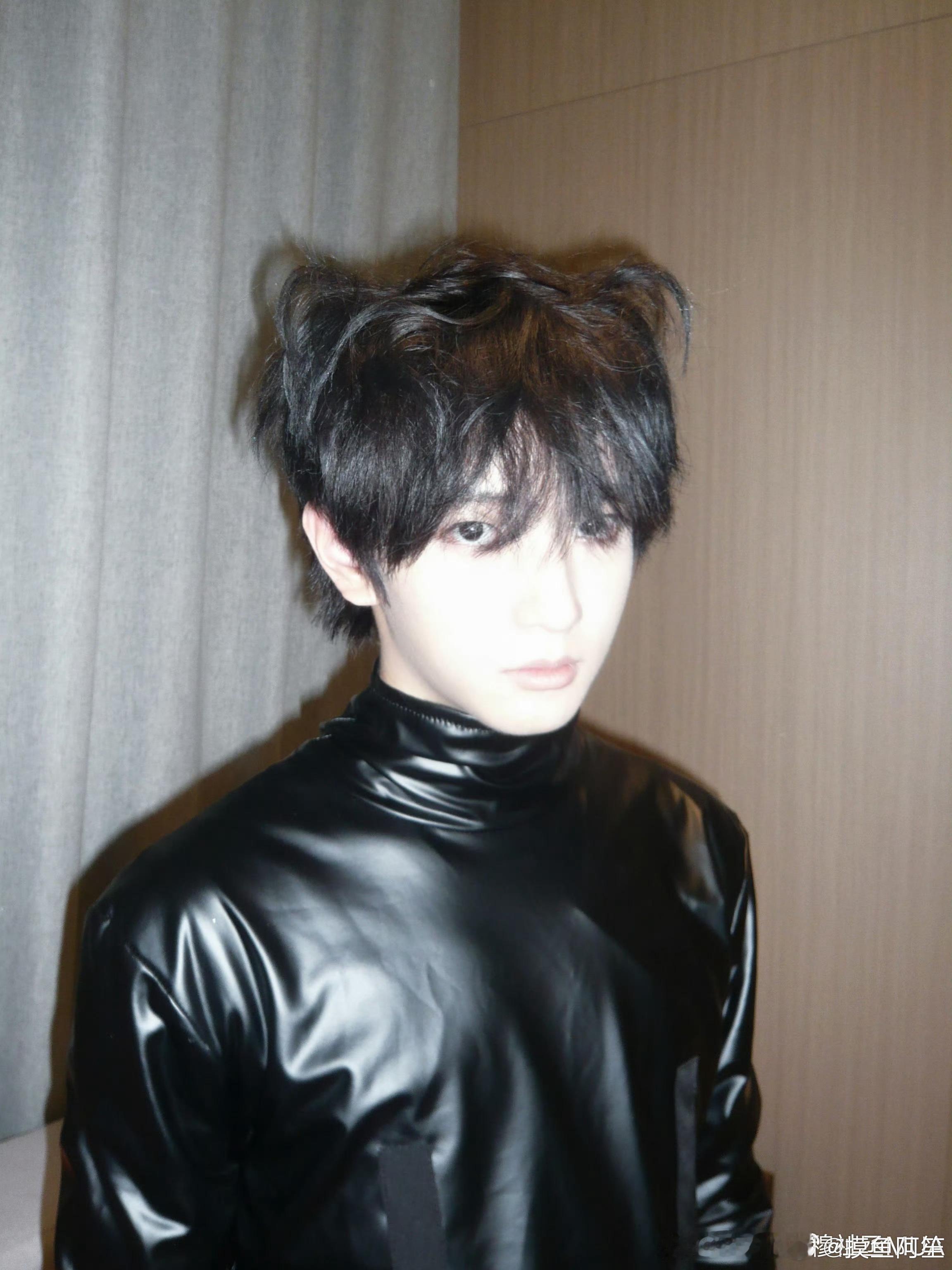 穆祉丞cos铠甲勇士花车巡游后回酒店发了cos小黑猫自拍，真的是萌度超标穆祉丞c