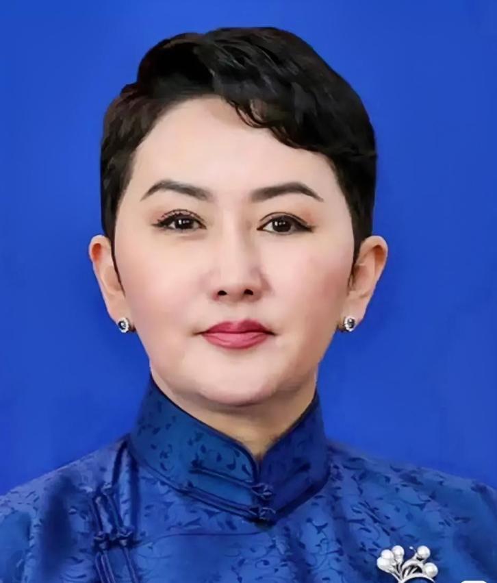 看到蒙古国外长巴特策策格的履历，我真有点五味杂陈。不是那种“天降女强人”的鸡