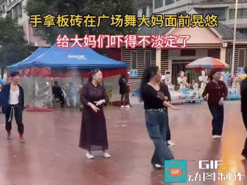 小伙子好似在装疯卖傻。此时此刻，一位大爷走出来了，但是小伙子没有给大爷“面”。继
