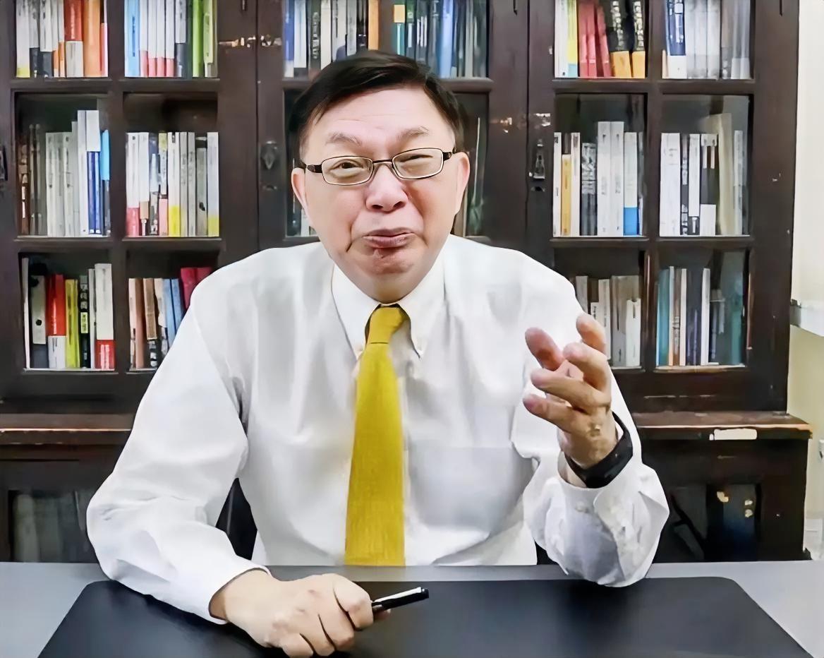 台湾名嘴苑举正说，当年佩洛西窜台，海峡中线没了，如今133舰队过航横当水道，直接