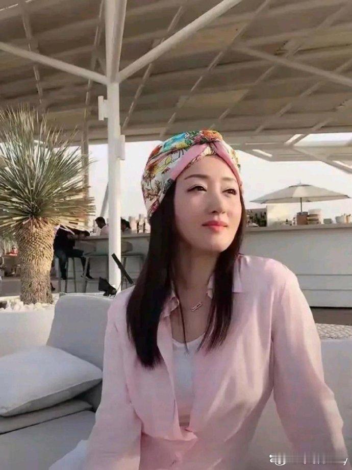 54岁的杨钰莹活出了自己想要的样子，自信、洒脱，尽管外表不完美。