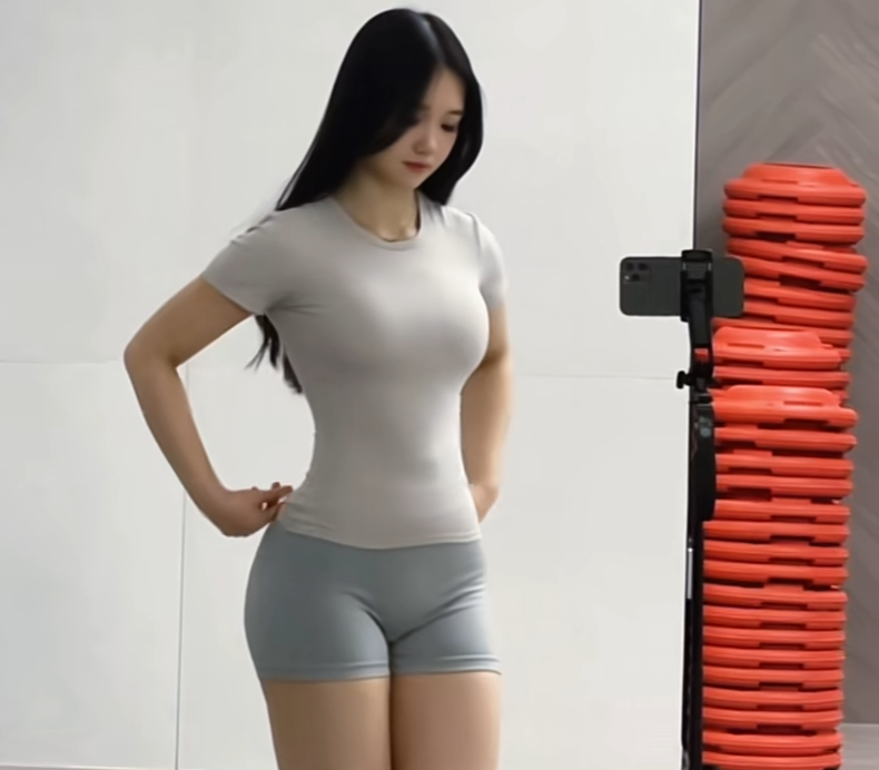 健身做粗腿美眉想踹谁就踹谁