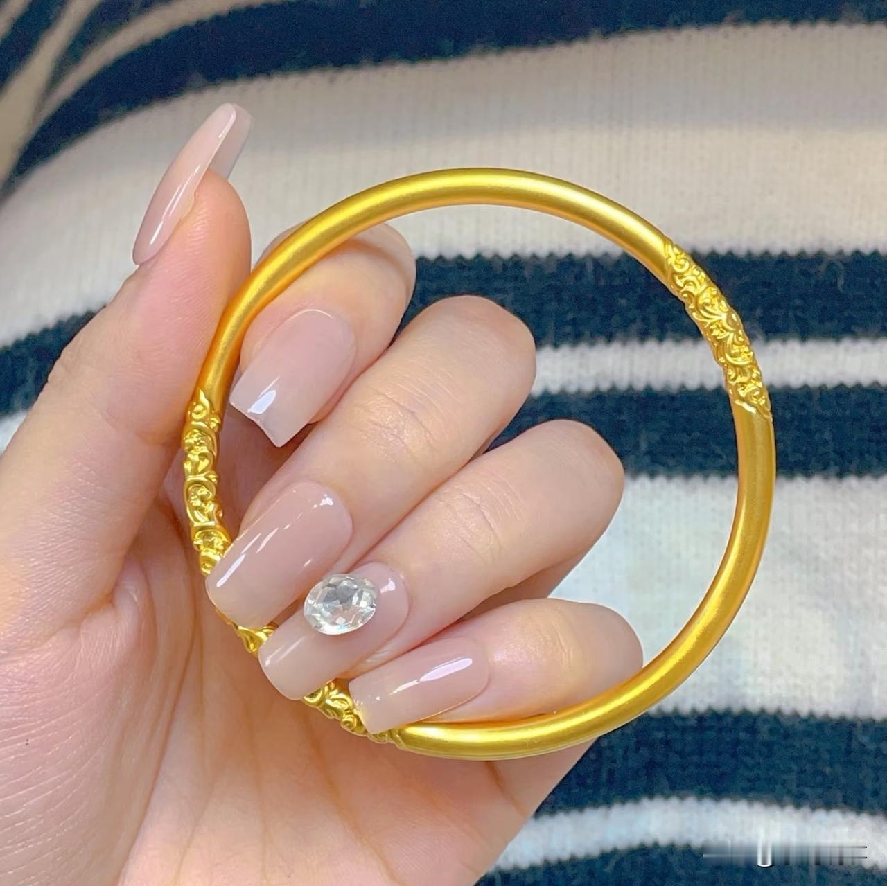 我那个金镯子，前年买的，五百多一克。最近看着金价一天一个样，心里痒痒的，琢磨着