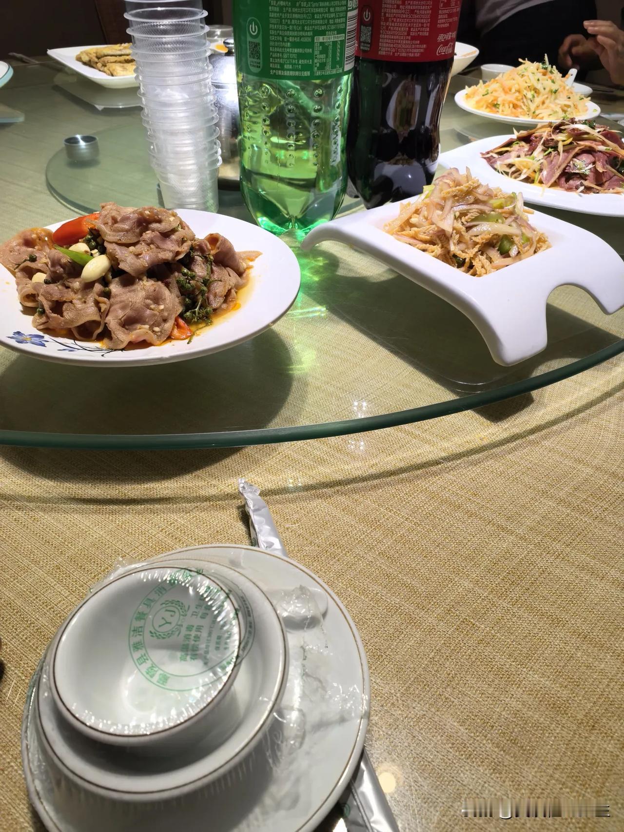 前段时间忙，没有时间聚。周六中午，几家人终于凑齐。聚会嘛，总要找个由头：朋友